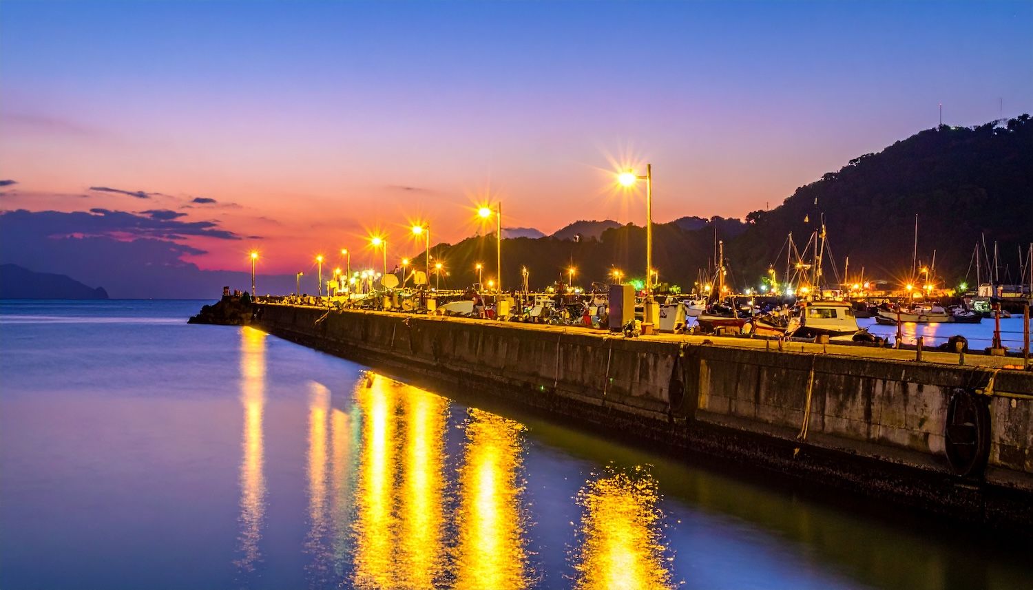 夕暮れの漁港・アジングポイント