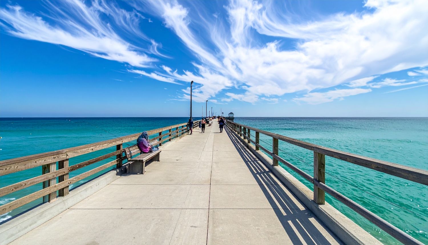 晴れた日の海釣り公園の風景